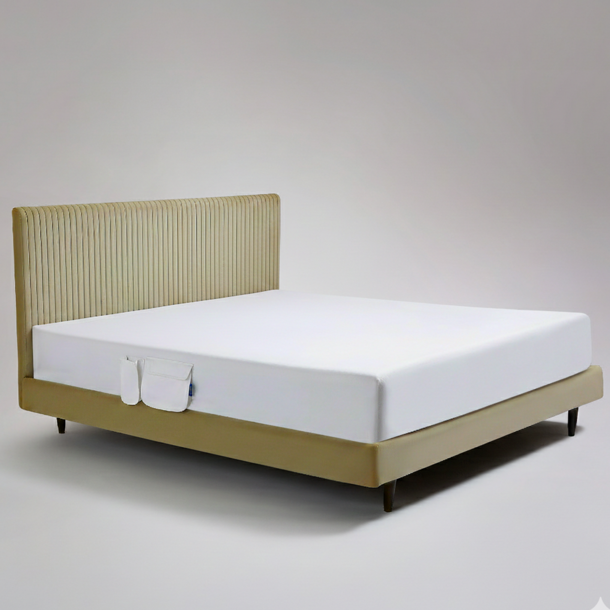 Organic cotton deep fitted sheet with side pockets on king size bed — white