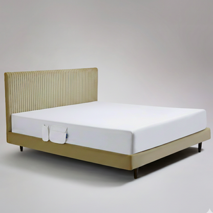 Organic cotton deep fitted sheet with side pockets on king size bed — white